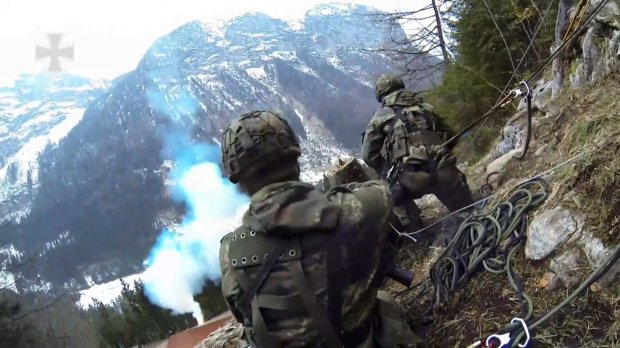 Скелі, спека і 30 кілограмів спорядження: які пекельні випробування долають гірські піхотинці