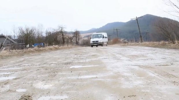 Священик знімає відео про стан доріг: відео з Львівщини