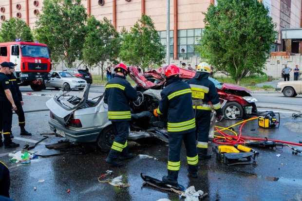 Три авто зіткнулися у Дніпрі: загинули подружня пара та 11-річна дитина