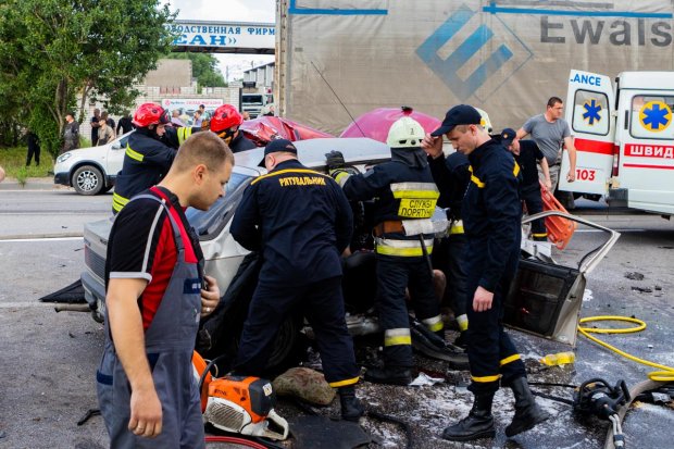 Три авто зіткнулися у Дніпрі: загинули подружня пара та 11-річна дитина
