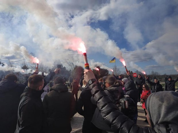 Тут живе вбивця: під будинками Мангера та Рищука вимагали кари за смерть Гандзюк, фото і відео