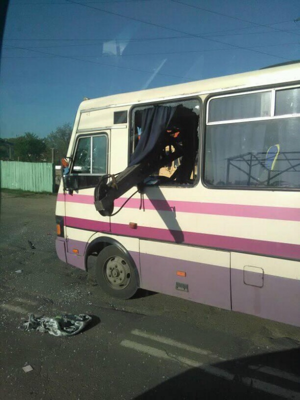 У Чернівцях вантажний кран наскрізь протаранив маршрутку: моторошні кадри