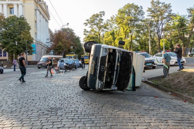 У Дніпрі – масштабна ДТП з переповненою маршруткою: багато постраждалих – фото і відео