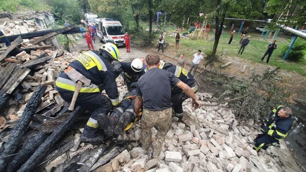 У Дніпрі під час пожежі у будівлі обвалився дах: постраждали 3 рятувальників – фото