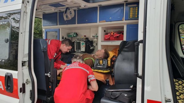 У Дніпрі під час пожежі у будівлі обвалився дах: постраждали 3 рятувальників – фото