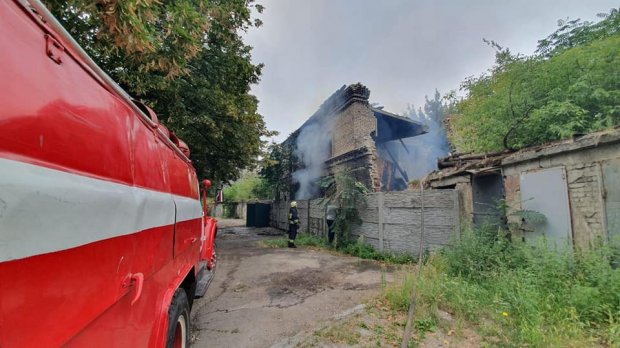 У Дніпрі під час пожежі у будівлі обвалився дах: постраждали 3 рятувальників – фото