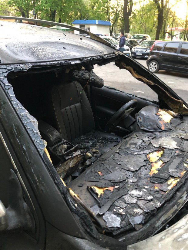 У Дніпрі спалили авто журналіста: фото