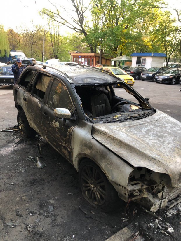 У Дніпрі спалили авто журналіста: фото