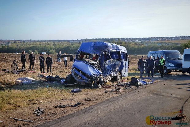 У ДТП на одеській трасі загинули 9 осіб: усе, що відомо наразі