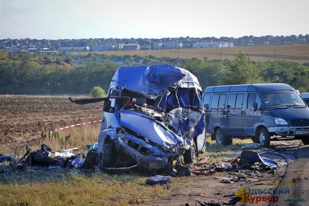 У ДТП на одеській трасі загинули 9 осіб: усе, що відомо наразі