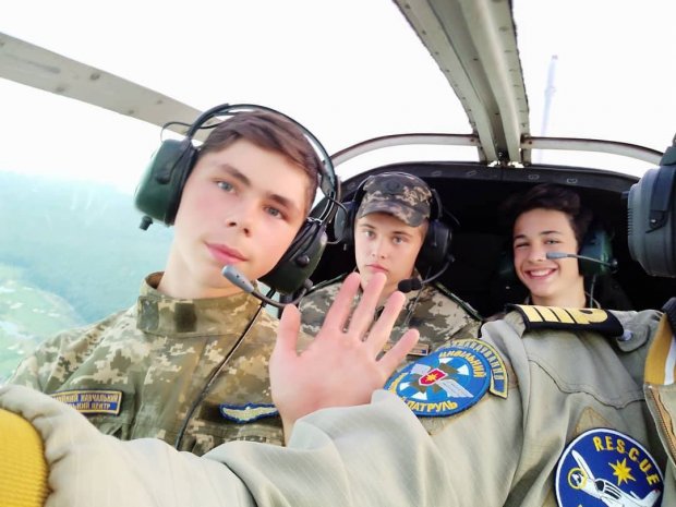 У Харкові підлітків вчать кермувати літаками: вражаючі фото та відео