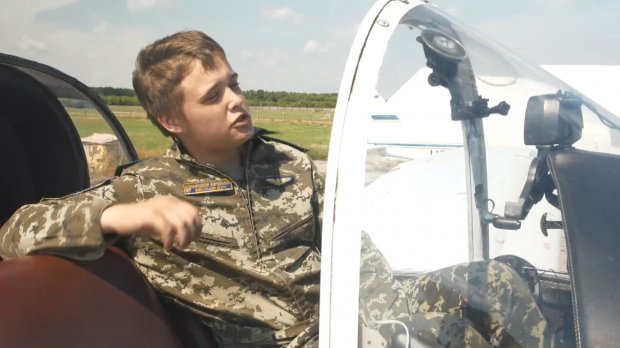 У Харкові підлітків вчать кермувати літаками: вражаючі фото та відео