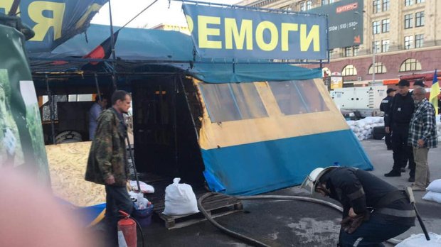 У Харкові підпалили намет, де збирали допомогу військовим: фото
