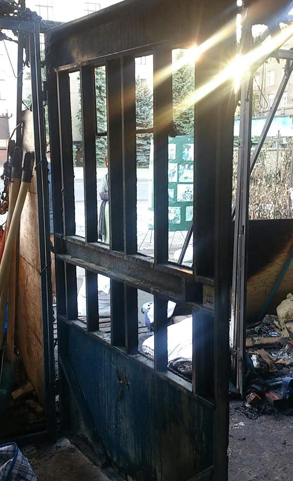 У Харкові підпалили намет, де збирали допомогу військовим: фото