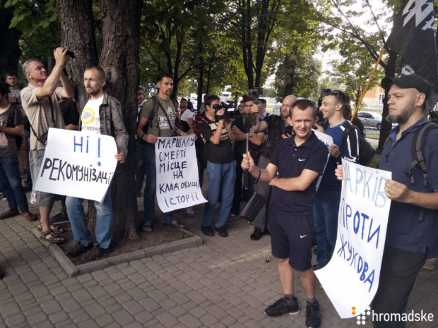 У Харкові поряд з бюстом Жукова пройшла акція протесту