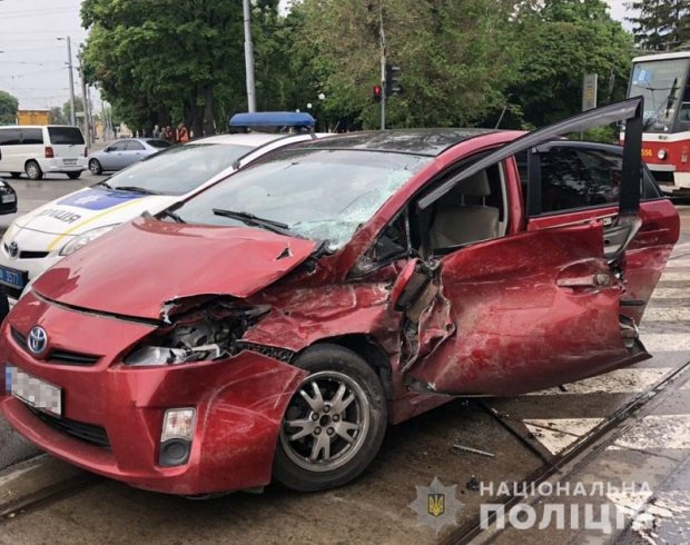 У Харкові трамвай зійшов з рейок і врізався в автівку, постраждали жінка з дитиною
