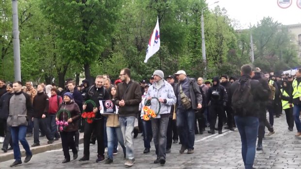 У Харкові відбувся бій тюльпанами між прихильниками 1 травня і учасниками акції з декомунізації