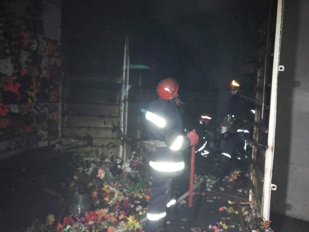 У Хмельницькому горів відомий речовий ринок: фото та відео з місця пожежі
