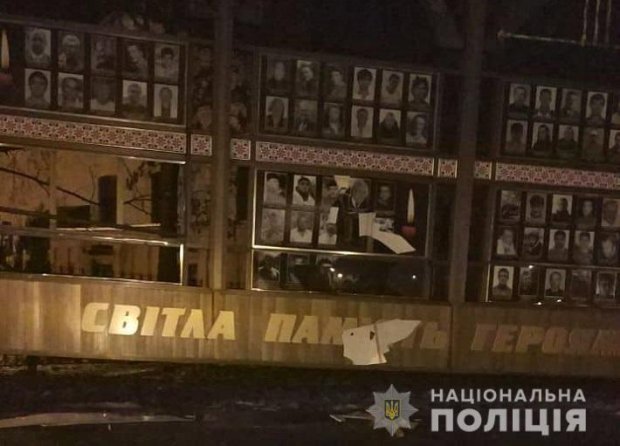 У Хмельницькому хулігани пошкодили меморіал героїв Небесної сотні та воїнів АТО: обурливі фото