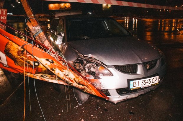 У Києві пяний нацгвардієць на авто намагався втекти від поліції і влетів у таксі