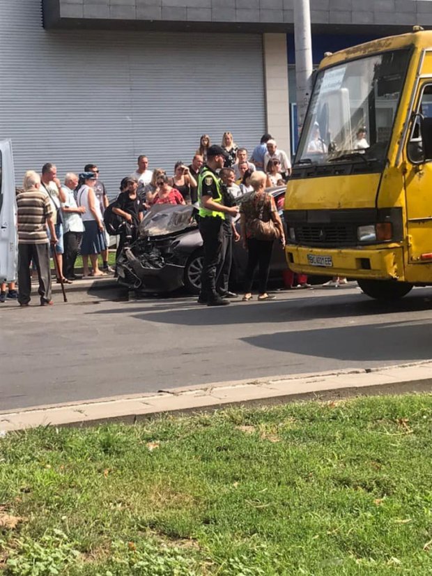 У Львові авто збило жінку на пішохідному переході та вїхало у дві маршрутки: фото та відео