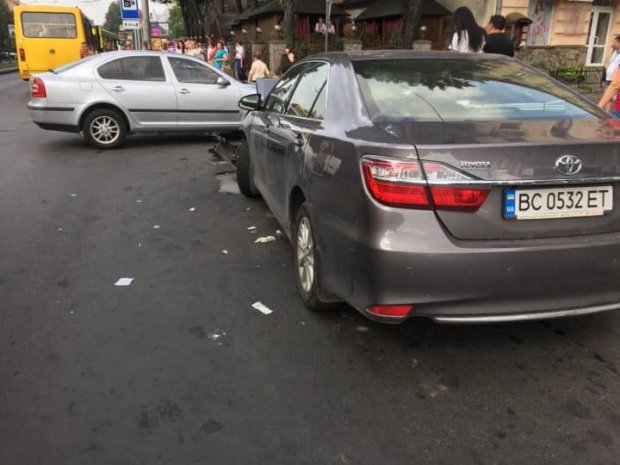 У Львові авто збило жінку на пішохідному переході та вїхало у дві маршрутки: фото та відео