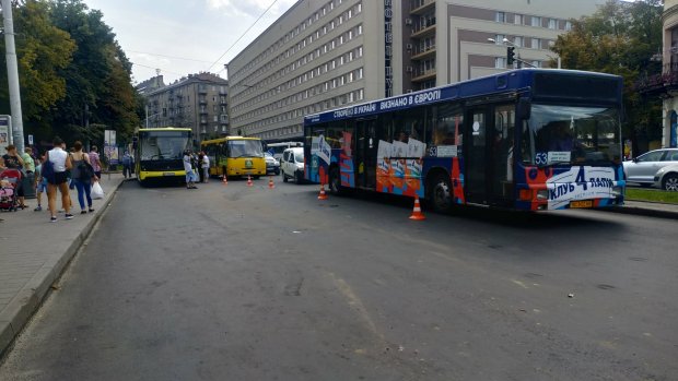 У Львові авто збило жінку на пішохідному переході та вїхало у дві маршрутки: фото та відео