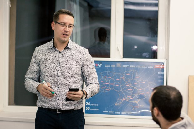 У мене чоловік вкрав секс-іграшку, сів на бляхи і поїхав, – інтерв’ю з власником секс-шопу