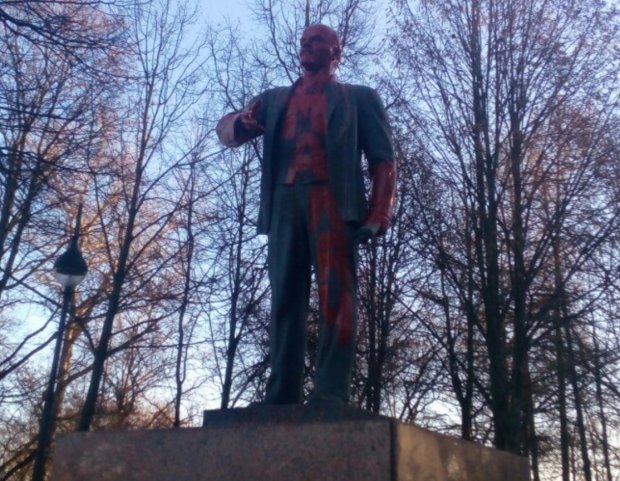 У Росії пам’ятник Леніну облили червоною фарбою та зняли на фото