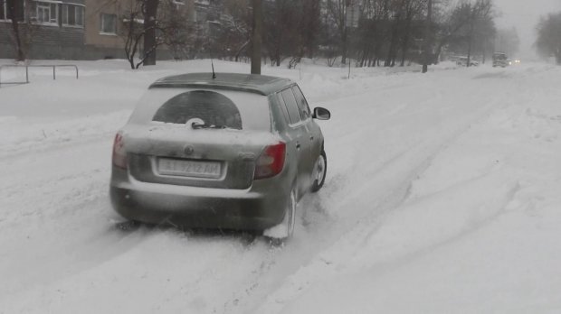 Україну засипало снігом: як комунальники борються з негодою