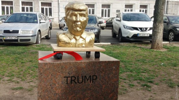 В Одесі відкрили пам’ятники Трампу і Кім Чен Ину в стилі соцреалізму: фото, відео