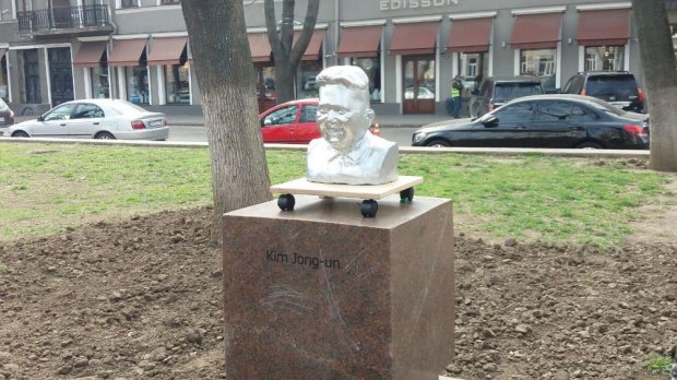 В Одесі відкрили пам’ятники Трампу і Кім Чен Ину в стилі соцреалізму: фото, відео