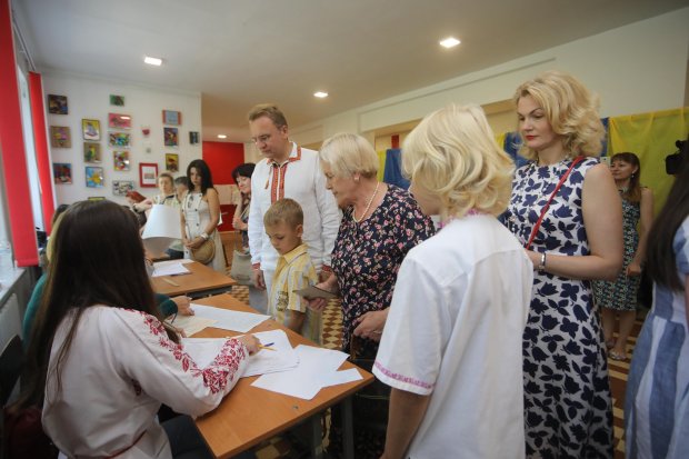 Вірю, що в парламенті буде робоча більшість, – Андрій Садовий із сімєю проголосував на виборах