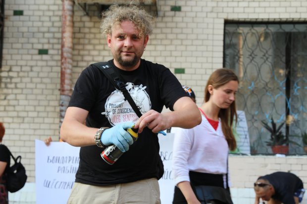 Ваті – торба!: як у Києві навідалися до офісу Медведчука та що з того вийшло