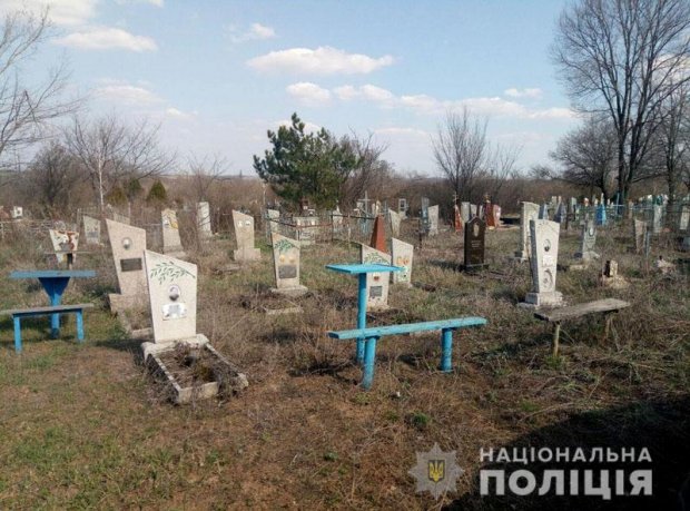Вибух пролунав на кладовищі на Донбасі: у поліції заявили про теракт