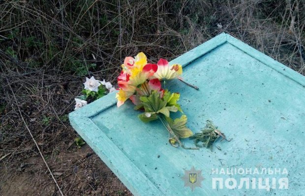 Вибух пролунав на кладовищі на Донбасі: у поліції заявили про теракт