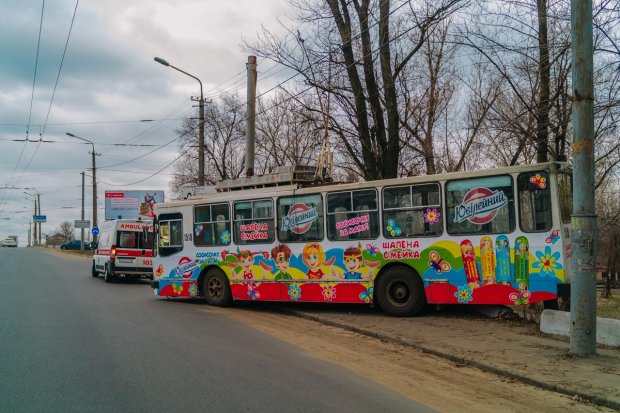 Водій втратив свідомість за кермом: у Дніпрі тролейбус з пасажирами мало не злетів з мосту