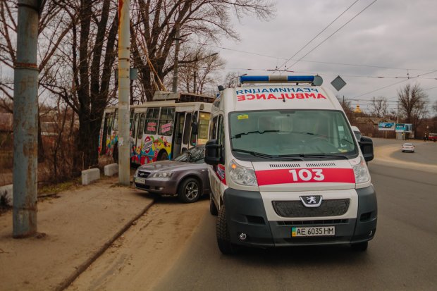 Водій втратив свідомість за кермом: у Дніпрі тролейбус з пасажирами мало не злетів з мосту