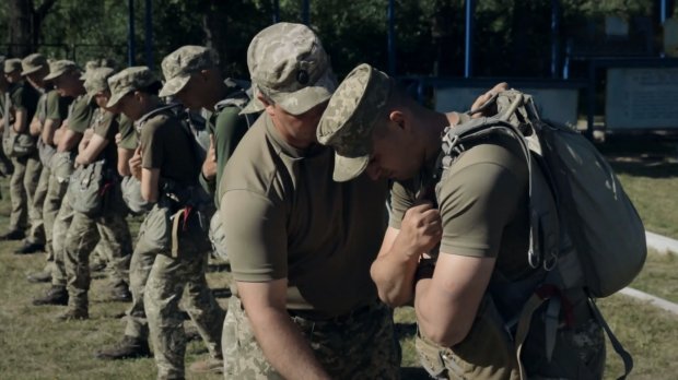 Я уверен, что он не раскроется: как рекрутов учат правильно прыгать с парашютом