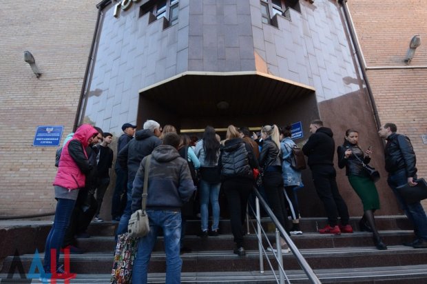 Як жителі окупованого Донбасу подають документи на паспорт РФ: промовисті фото