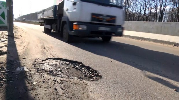 Який вигляд мають українські дороги після дорогого ремонту: шокуючі фото та відео