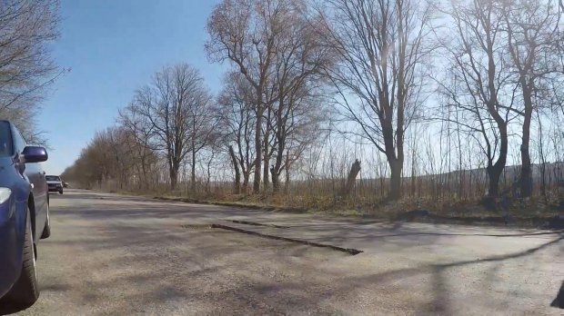 Який вигляд мають українські дороги після дорогого ремонту: шокуючі фото та відео