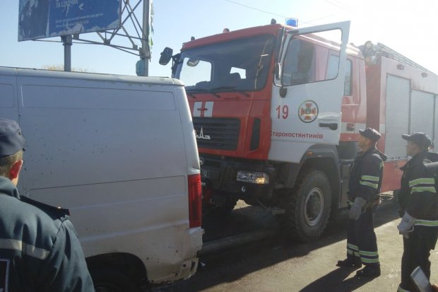 З річки на Хмельниччині витягнули затонулий мікроавтобус: опубліковані фото