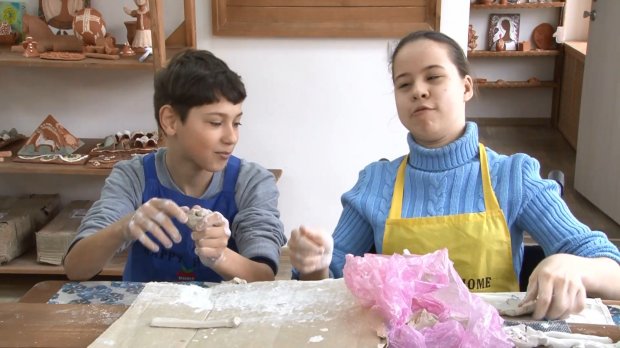 Заробляють гроші та розвиваються: як діти з інвалідністю вчаться гончарної справи