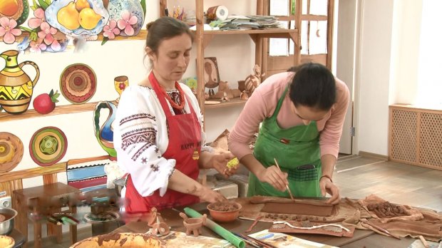 Заробляють гроші та розвиваються: як діти з інвалідністю вчаться гончарної справи