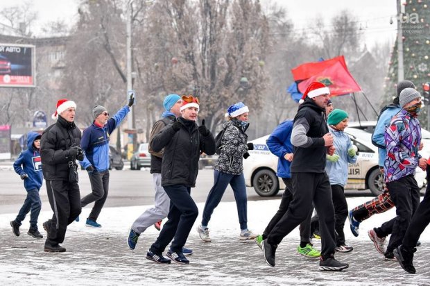 Жителі Запоріжжя традиційно після Нового року вийшли на тверезу пробіжку: фото та відео
