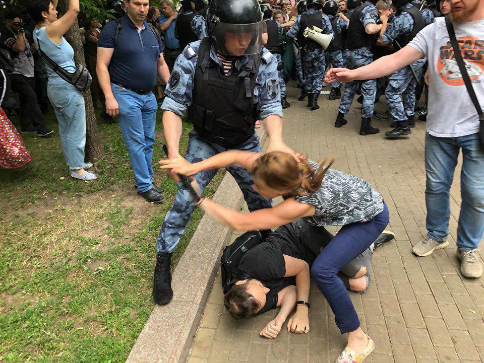Акция протеста в Москве превратилась в полицейское побоище и массовые задержания: людей избивают дубинками и поливают из водометов (ФОТО, ВИДЕО)
