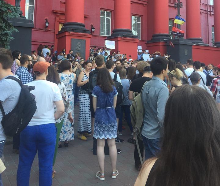 Акция против возобновления Портнова в должности профессора началась под зданием КНУ им. Шевченко (ФОТО)