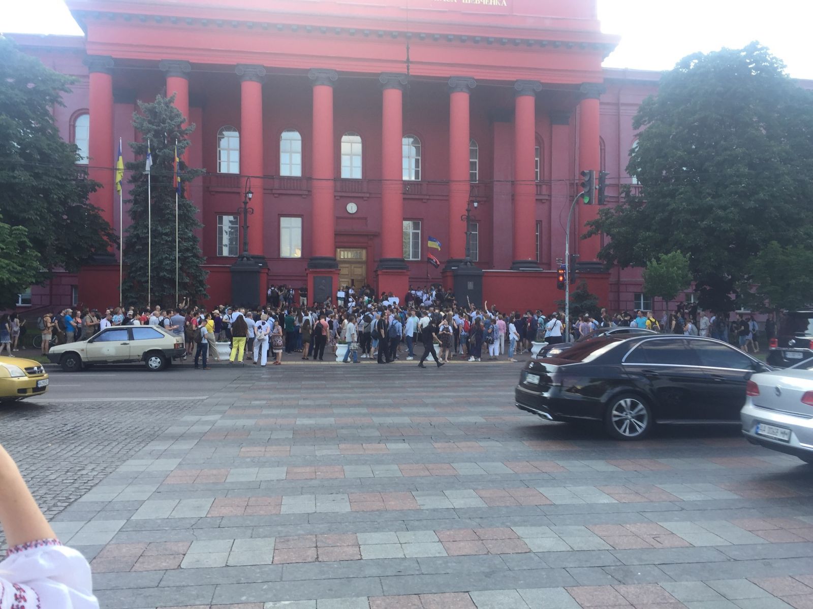 Акция против возобновления Портнова в должности профессора началась под зданием КНУ им. Шевченко (ФОТО)