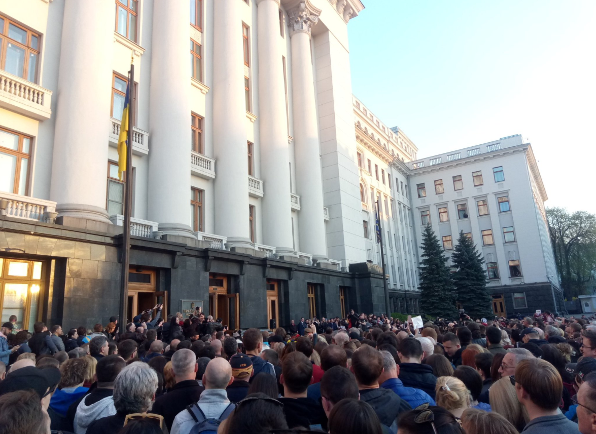 Акция Спасибо, Петр: Под Администрацией президента собрались сторонники Порошенко (фото, видео)